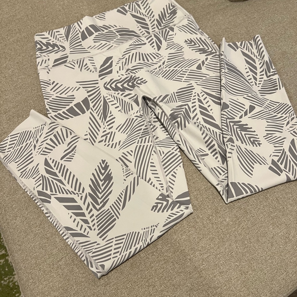 ⭐️3 for $30⭐️ Chill Play Movie Leggings